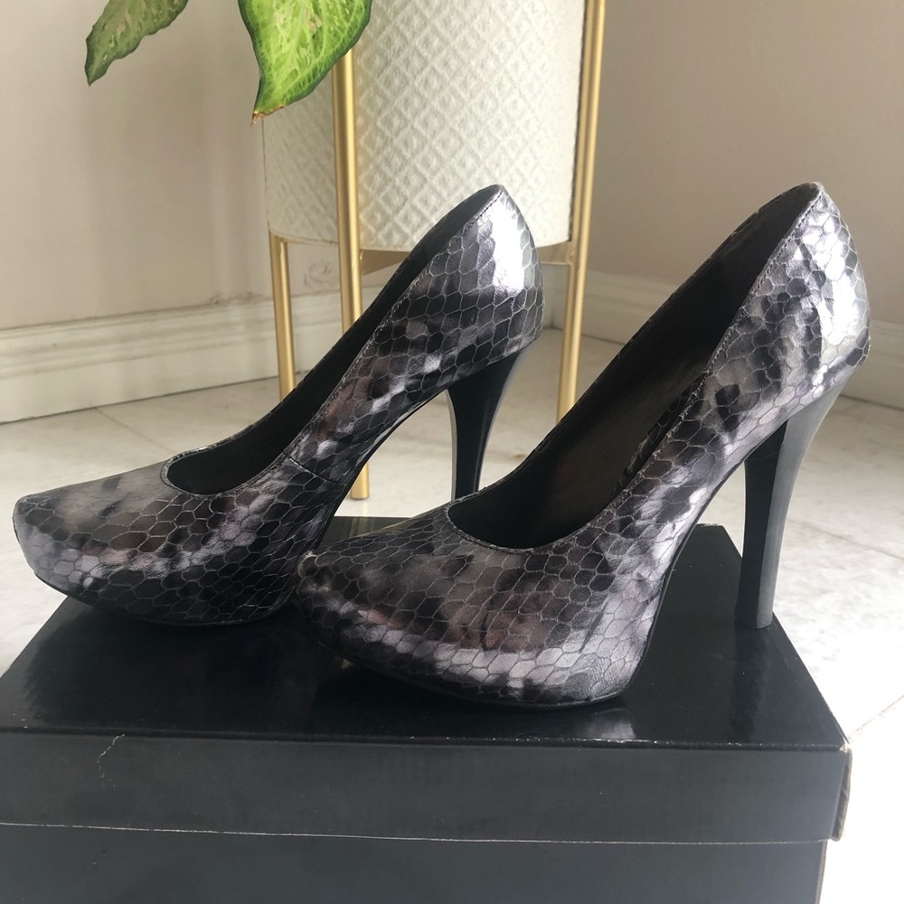 Carlos Santana Shoes Silver Snake Skin Pumps - Picture 6 of 6